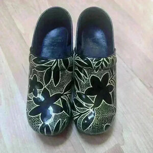 Dansko Pantent Leather Professional Clogs with Floral Pattern Size 38  🖤